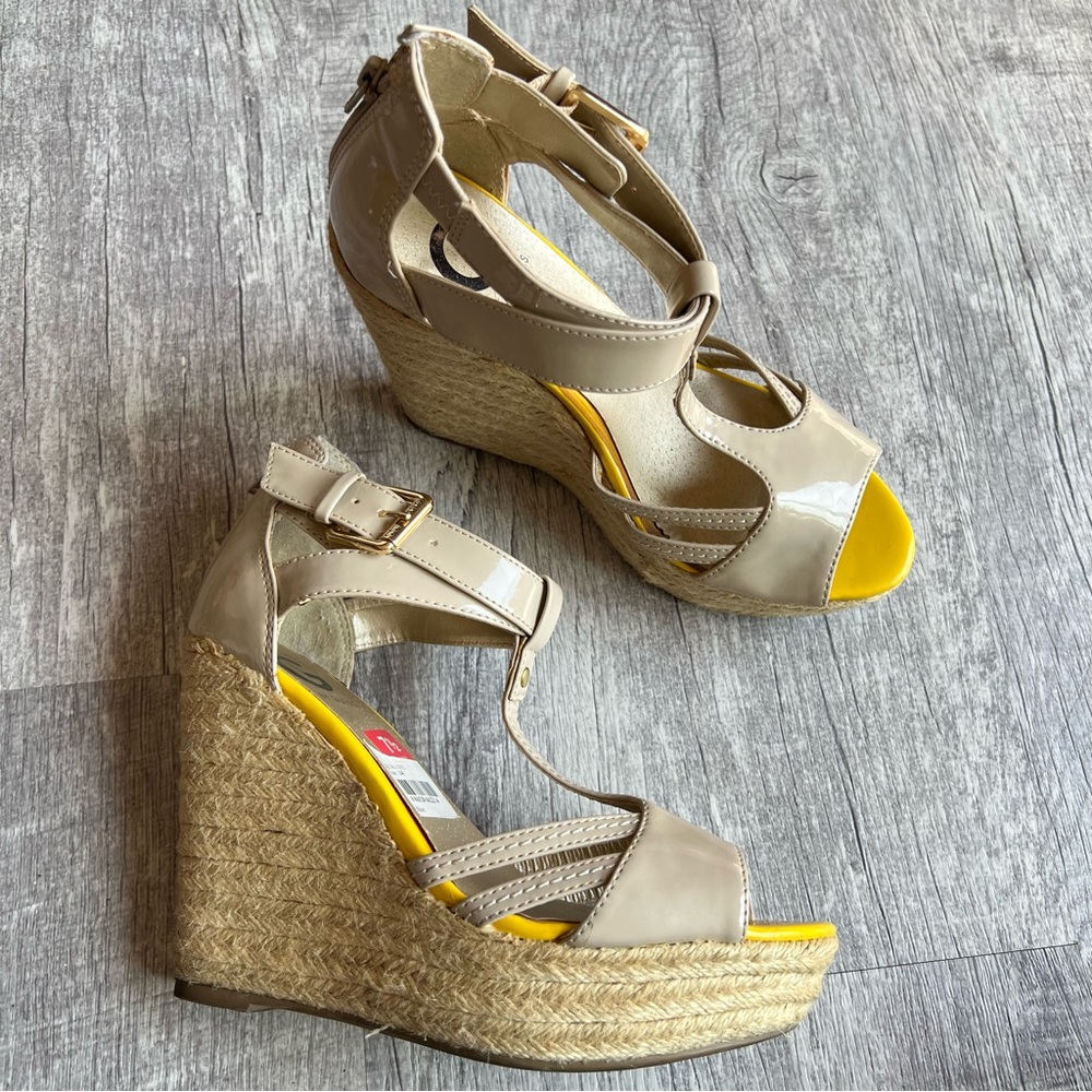 Guess Beige Patent Leather Wedge  Sandals Women's Size 7.5